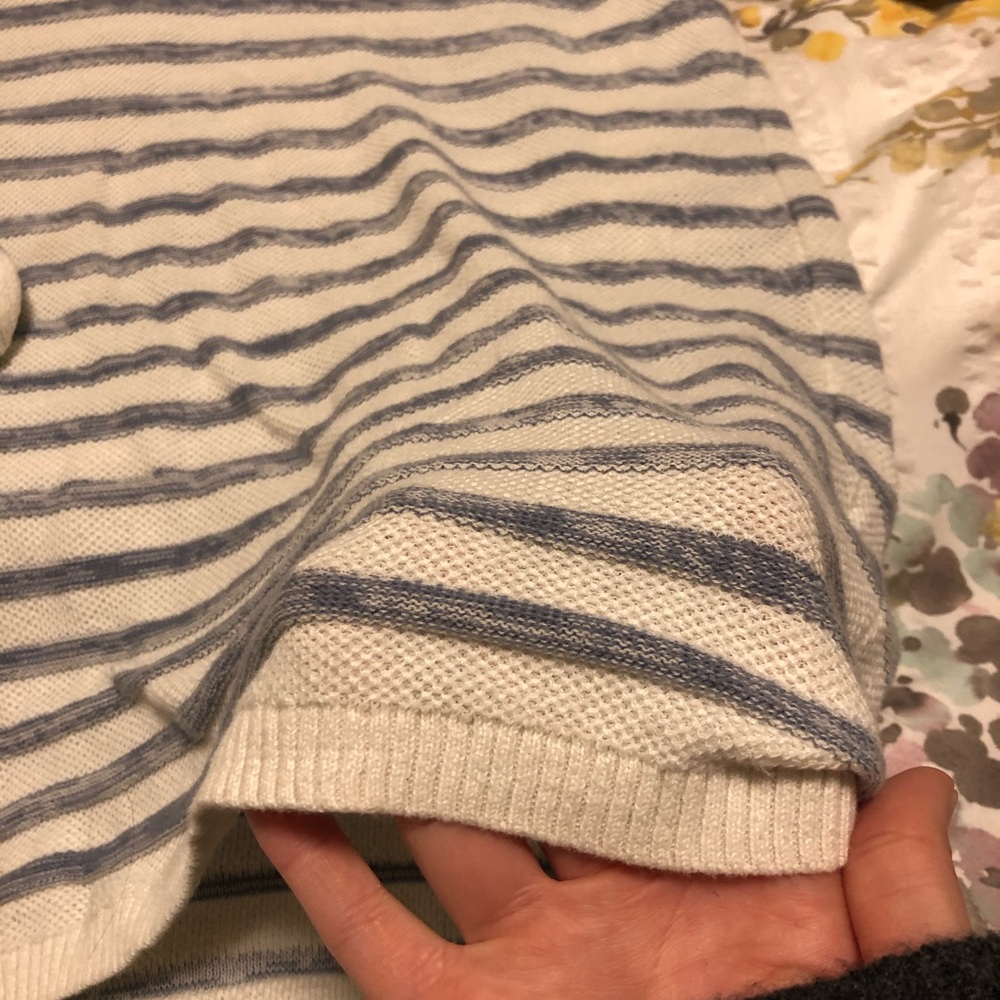 Cropped-sleeve light sweater